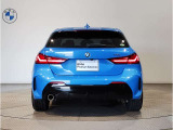 スタイリッシュに研ぎ澄まされたリアビュー。LEDライトがより引き締まったスタイルを実現。急ブレーキ時にはハザードランプ自動点灯し後続車への注意を促します。