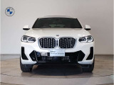 【BMWの伝統】BMWの特徴的な&ldquo;キドニーグリル&rdquo;は、80年以上続く伝統の形でございます。変わらないこだわりのデザインが、プレミアムブランド&ldquo;BMW&rdquo;を創り出します。