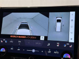 パノラミックビューモニターを装備。駐車場や交差点でクルマを真上から見るように周囲を確認できます。機能の詳細は販売店スタッフまでおたずねください。