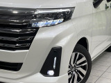【LEDヘッドライト】悪天候や夜間走行時も良好な視界を確保し安心して運転できる高輝度LEDヘッドライトを装備!点灯速度が早く、消費電力も抑えられています。