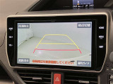 車庫入れなど後進運転時に死角をモニターで確認ができて安全です♪ ステアリング操作の参考になるガイド線も表示しますので車庫入れがニガテな方も安心ですネ!