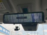 【デジタルインナーミラー】後席の大きな荷物や同乗者で後方が確認しづらい時でも安心!カメラが撮影した車両後方の映像をルームミラー内に表示。クリアな視界で状況の確認が可能です!