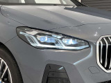 アダプティブLEDヘッドライトはステアリングを切った方向を照らします。