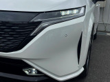 【LEDヘッドライト】悪天候や夜間走行時も良好な視界を確保し安心して運転できる高輝度LEDヘッドライトを装備!点灯速度が早く、消費電力も抑えられています。