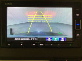バックでの車庫入れも安心です! リアカメラが付いているバックモニター付のナビを装備しております。操作線もついており距離感も画面から確認できます。