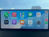 お手元のスマートフォンと接続して頂く事で使用可能な「Apple CarPlay/Android Auto」電話の応答は勿論、メッセージの受信やLINE、音楽接続からナビアプリの使用まで幅広く活躍致します。