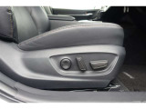 運転席にはパワーシートが付いております。パワーシートは指先1つで操作出来るためチカラの弱い女性の方でもシートに座ったまま操作出来ます♪