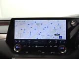 【ナビ】地図画面などをフルスクリーンで表示できるナビゲーションシステム。より精度の高いルート探索や渋滞回避ルートの案内など、快適な運転を支援する情報の入手が可能となります。