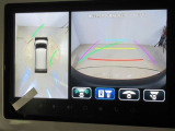 パノラミックビューモニター付きです。車両を上から見たような映像をディスプレイオーディオ画面に表示。運転席からの目視だけでは見にくい、車両周辺の状況をリアルタイムでしっかり確認できます。