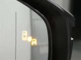 隣車線を走る車両をレーダーで検知し、ドアミラーでは確認しにくい後側方エリアに存在する車両に加え、急接近してくる車両も検知します。車両を検知するとドアミラーに搭載されたLEDインジケーターが点灯します。