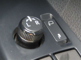 日本の駐車場は幅が広くないところが多くて、乗り降りが大変だったりしますよね。電動ミラーがあれば、室内でミラーをたためるので、駐車するときも便利ですね。