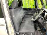 運転席まわりには十分なスペースがあり、大柄な方でもゆったり運転していただける環境です。