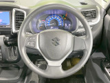 インテリアに合わせたデザインのステアリングは、運転される方のことも考え、運転しやすい形状、大きさです。是非一度、実際に触ってお確かめください。