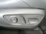 運転席電動シートは、シートポジションを細かく調整できるので長時間の運転もリラックスできますね。