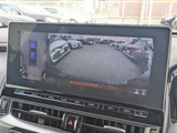 パノラミックビューモニターを装備!上から車両を見下ろしたような映像をナビ画面に表示できます。車両前後左右に搭載した4つのカメラ映像を継ぎ目なく合成!目視では見えない部分もリアルタイムで見れます。