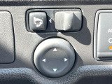 【電動格納ミラー】サイドミラーは電動格納式となっており、狭い駐車場でもキズがつくリスクを抑えられます。