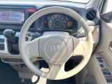 インテリアに合わせたデザインのステアリングは、運転される方のことも考え、運転しやすい形状、大きさです。是非一度、実際に触ってお確かめください。