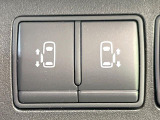 【両側パワースライドドア】スマートキーや運転席のスイッチで後席両側スライドドアの開閉が可能♪電動だから力を入れてドアを開ける必要が無く、小さなお子様でも簡単に開け閉めでき快適です♪