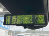 【インテリジェントルームミラー】後席の大きな荷物や同乗者で後方が確認しづらい時でも安心!カメラが撮影した車両後方の映像をルームミラー内に表示。クリアな視界で状況の確認が可能です!