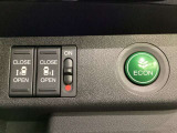 リアドアは乗り降りに便利な両側電動スライドドアです。また運転席に座っていながらスイッチ操作で自在にスライドドアを開け閉めできます。燃費に役立つECONボタンもここです。