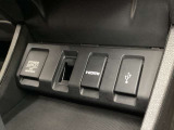 アクセサリーソケットはUSBのアダプターなどをつければ、スマホの充電にも使えます。横にはナビゲーション用の外部入力可能なHDMI端子とUSB端子がついており、周辺には物が置けるトレーがついています。