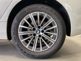 BMWの純正アロイホイールは軽量かつ強度にも優れているホイールで走行性能を引き上げる設計になっております。足元にもBMWは妥協がなくこだわっている個所になります。