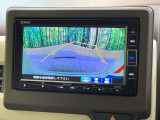 【バックカメラ】駐車時に後方がリアルタイム映像で確認できます。大型商業施設や立体駐車場での駐車時や、夜間のバック時に大活躍!運転スキルに関わらず、今や必須となった装備のひとつです!