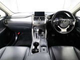 上質で落ち着いた印象のインパネ。視界も広々で運転しやすいです。