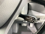 クルーズコントロール機能が付いています。 速度を設定するとアクセルを踏まなくても一定の速度で走ることができます。  高速道路ではとても便利な装置なんです。