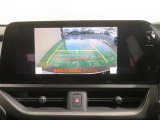 車両後方の映像を映すバックモニター。進路を確認しながら安全に車庫入れできます。