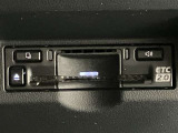 高速道路で便利な【ETC2.0】を装備しています。光ビーコン搭載で渋滞情報などナビゲーションと連動することで機能も充実いたします。他、観光施設に立ち寄るための高速料金割引サービス等もございます。
