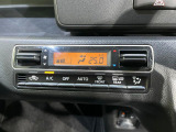 【オートエアコン】一度お好みの温度に設定すれば、車内の温度を検知し風量や温度を自動で調整。暑い&hellip;寒い&hellip;と何度もスイッチ操作をする必要はありません。快適な車内空間には必須の機能ですね♪
