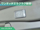 パワーバックドア付です!ボタン一つで開閉が出来てとても便利ですね。しっかりと最後まで閉まりますので、半ドアの恐れも無くなります!