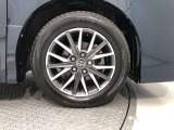 【純正アルミホイール】です!車両デザインに合わせてホイールをデザインしているため、見た目にもカッコイイアルミホイール♪洗車もラクチンで錆びません。