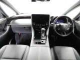 上質で落ち着いた印象のインパネ。視界も広々で運転しやすいです。