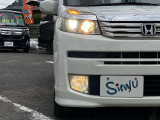 自分の存在を対向車や歩行者へ知らせたり、暗い道を照らしたりなど、夜の運転で重要となるライトです。
