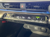 【オートエアコン】一度お好みの温度に設定すれば、車内の温度を検知し風量や温度を自動で調整。暑い&hellip;寒い&hellip;と何度もスイッチ操作をする必要はありません。快適な車内空間には必須の機能ですね♪