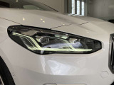 BMWの伝統の丸目4灯ヘッドライトでございます。LEDライトで視認性もよく明るく安全性の向上につながります。