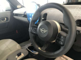 MINIの内装はとにかく『円』に拘ったデザインコンセプトが一目で伝わってきます。これほど円形に拘った車は他に御座いません。伝統のデザイン、トグルスイッチなど遊び心のある内装で御座います。