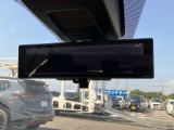 【インテリジェントルームミラー】はリアカメラが車両後方を映し出すので、いつでもクリアな後方視界を確保!夜間や悪天候の運転でも安心です♪