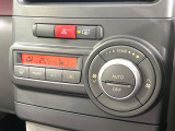 【オートエアコン】一度お好みの温度に設定すれば、車内の温度を検知し風量や温度を自動で調整。暑い&hellip;寒い&hellip;と何度もスイッチ操作をする必要はありません。快適な車内空間には必須の機能ですね♪
