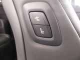 助手席もパワーシート付です。運転席からは、助手席肩口パワーシートスイッチで助手席シートの操作が手軽にできます。