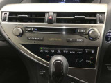 左右独立温度コントロールフルオートエアコンです。運転席、助手席それぞれで独立して温度設定ができます。冷え性の方が乗っても安心ですね♪