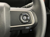 【アダプティブクルーズコントロール】 走行中に先行車の様子を検知しながら、設定した速度の範囲内で先行車との距離のキープを支援!疲れにくく、長距離運転中の渋滞なども快適に運転できます。