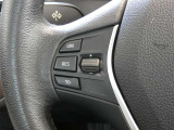 ステアリングのスイッチでオーディオと電話のハンズフリー操作ができます。スピーチコントロール(音声入力システム)付き