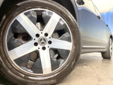 ●純正18インチアルミホイール:輸入車ならではの卓越した走りを支えるホイールと足回りです!日本車の走りに慣れている方にもぜひ体感して頂きたいほど、高いレベルでまとまっています!