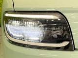 【LEDヘッドライト】悪天候や夜間走行時も良好な視界を確保し安心して運転できる高輝度LEDヘッドライトを装備!点灯速度が早く、消費電力も抑えられています。