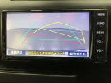 【バックガイドモニター】後方の映像をナビ画面に表示するだけでなく、ステアリング操作に連動して動くガイド線も同時に表示!予想進路の確認をしながら後退できるので便利です!