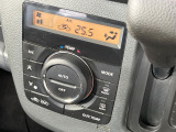 【オートエアコン】一度お好みの温度に設定すれば、車内の温度を検知し風量や温度を自動で調整。暑い&hellip;寒い&hellip;と何度もスイッチ操作をする必要はありません。快適な車内空間には必須の機能ですね♪