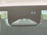【ホンダセンシング】走行中に前方の車両等を認識し、衝突しそうな時は警報とブレーキで衝突回避と被害軽減をアシスト。より安全にドライブをお楽しみいただけます。